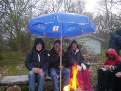 Drei lustige Schweden schützen sich vor dem Regen