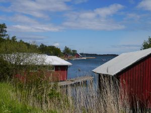 kleine rote Bootshäuser am Wasser