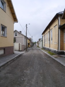 Die meisten Nebenstrassen sind nicht geteert, die Häuser aus Holz.