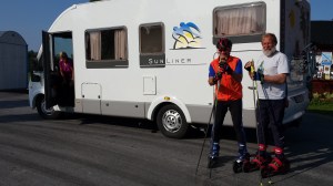 Toni und Hajo machen sich fertig für ihre Rollertour