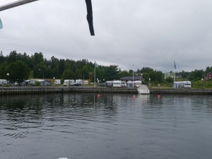 Der Hafen Barsta liegt direkt an einem Stellplatz für Wohnwagen. Für uns sehr günstig!!
