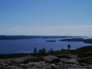 Hier sind einige Inseln der Högaküste zu sehen. 