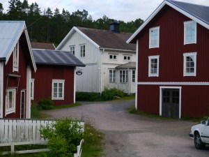 Kleine enge Gassen und Holzäuser im Kern von Bönham. Hier gibt es nur ein Cafe, sonst nichts.