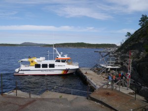 Wir fahren mit einer Fähre nach Högbonden.