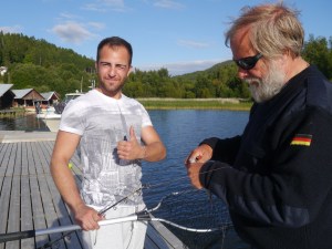 Phil hat einen kleinen Fisch gefangen. Fischprofi Hajo befreit den Fisch vom Haken.