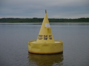 wenn man hier ankommt, muß man die Tonne einmal umrunden!