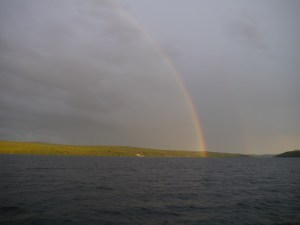 Auf unserer Flucht: ein wunderschöner geschlossener Regenbogen