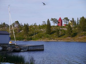 schöner Liegeplatz in Ratan, gegenüber einer Insel.