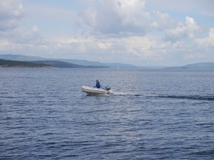 Mo hat richtig Spaß mit dem kleinen Boot