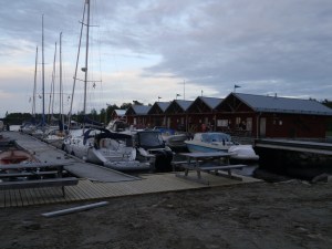 voller Hafen auf der Insel Junkön