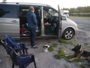 Im Auto wohnen und schlafen wir, gekocht wird auf einem einflammigen 