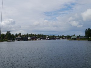Durch sehr enge Fahrwasser erreichen wir Skatan