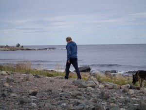 Das gesamte Holz, welches wir für das Abstützen brauchen, finden wir am Strand :)