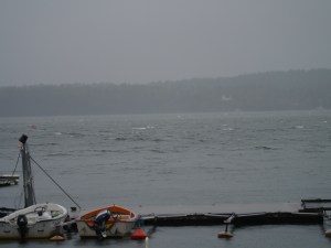 Es weht mit ca. 30 Knoten und ein ordentlicher Schwell steht schon in der Bucht.