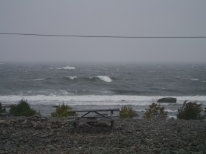 An diesem Tisch haben wir auf unserer Autotour gefrühstückt. Da war das Wetter allerdings noch freundlich...